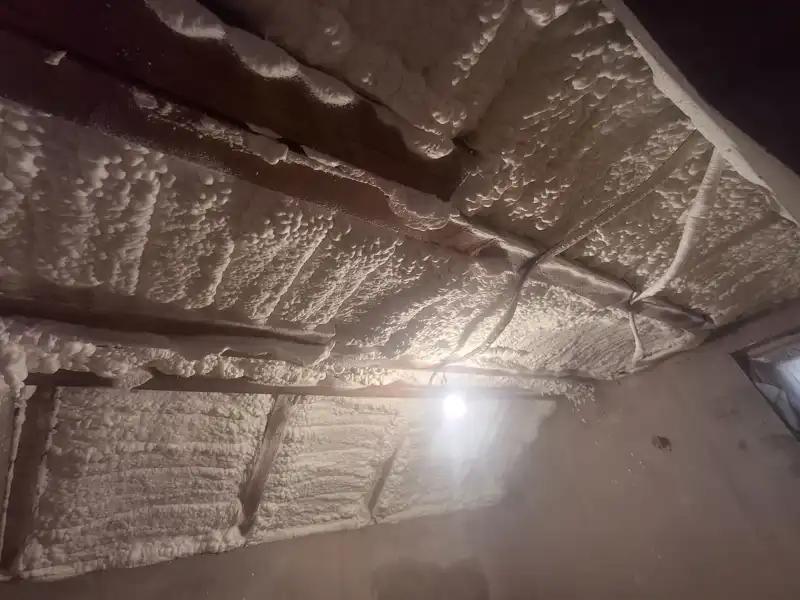 Aplicare continuă de spumă poliuretanică pe plafon, eliminând pierderile de căldură
