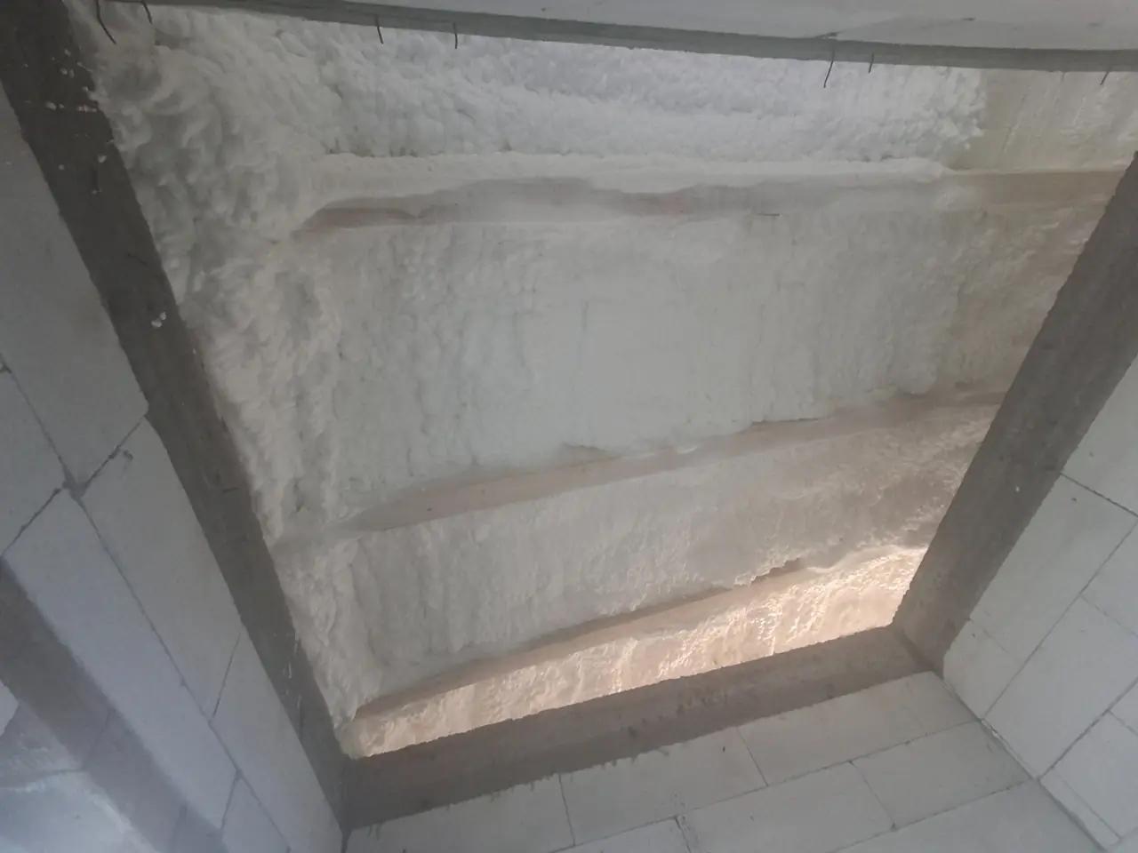 Izolare acoperis cu spuma poliuretanica cu celula deschisa 15 cm