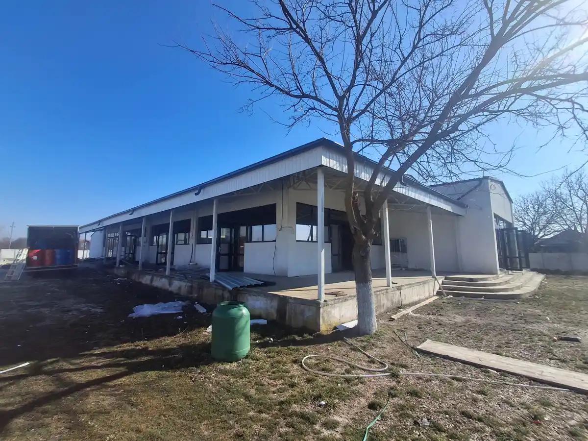 Vedere exterior hală industrială 1200 m² înainte de aplicarea izolației cu spumă poliuretanică celulă închisă 5 cm